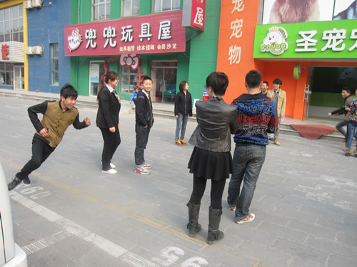 圣寵學(xué)員晨會游戲“貼人”