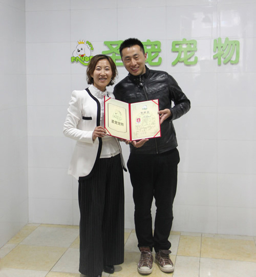 畢業(yè)學(xué)子張巖與老師合影