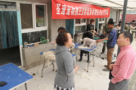 負(fù)責(zé)人交談