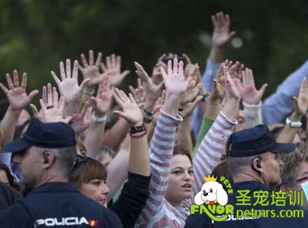 西班牙民眾與警方對(duì)峙抗議處死埃博拉病患寵物狗