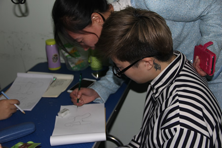老師指導(dǎo)學(xué)員畫圖