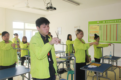 圣寵寵物美容學(xué)校29期班學(xué)員剪刀練習(xí)課程
