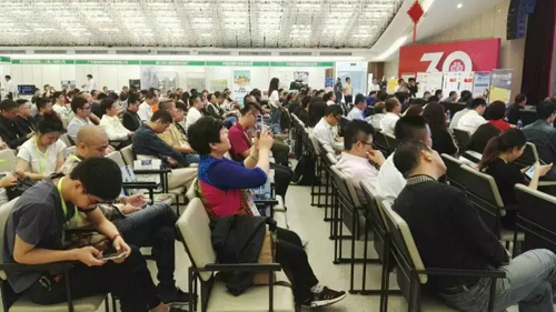 圣寵董事長(zhǎng)受邀出席2016寵物企業(yè)領(lǐng)袖峰會(huì)并主持研討會(huì)