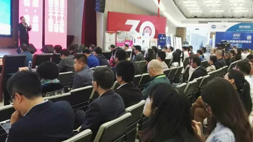 圣寵董事長(zhǎng)受邀出席2016寵物企業(yè)領(lǐng)袖峰會(huì)并主持研討會(huì)